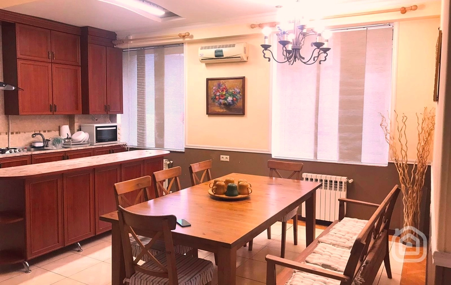 Продаётся 3-комнатная квартира, 128 м², ул. Дехатан, Центр