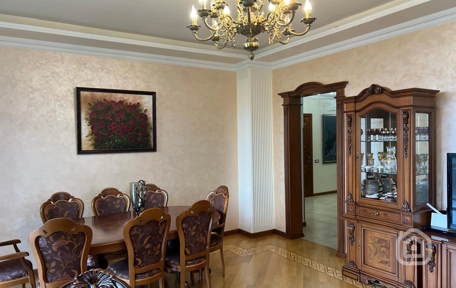 Продаётся 4-комнатная квартира, 147.6 м², Центр