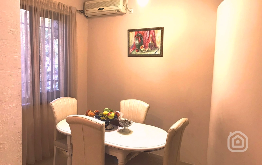 Продаётся 3-комнатная квартира, 100 м², ул. Хоренаци, Центр