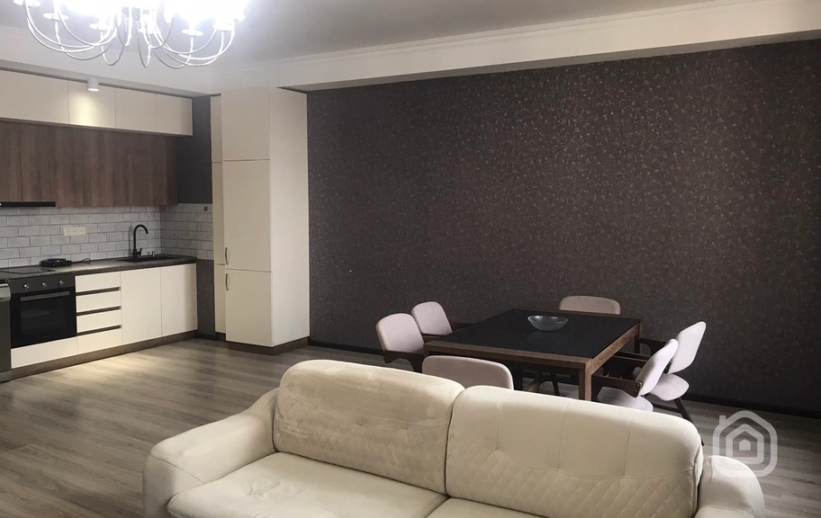 Продаётся 3-комнатная квартира, 130 м², ул. Амирян, Центр