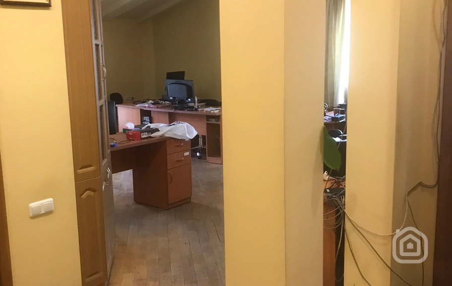 Продаётся 3-комнатная квартира, 93.95 м², ул. Чаренц, Центр