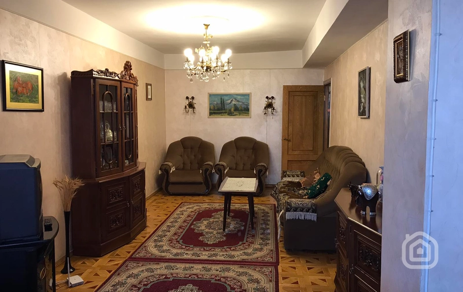 Продаётся 2-комнатная квартира, 64.2 м², ул. Ханджян, Центр