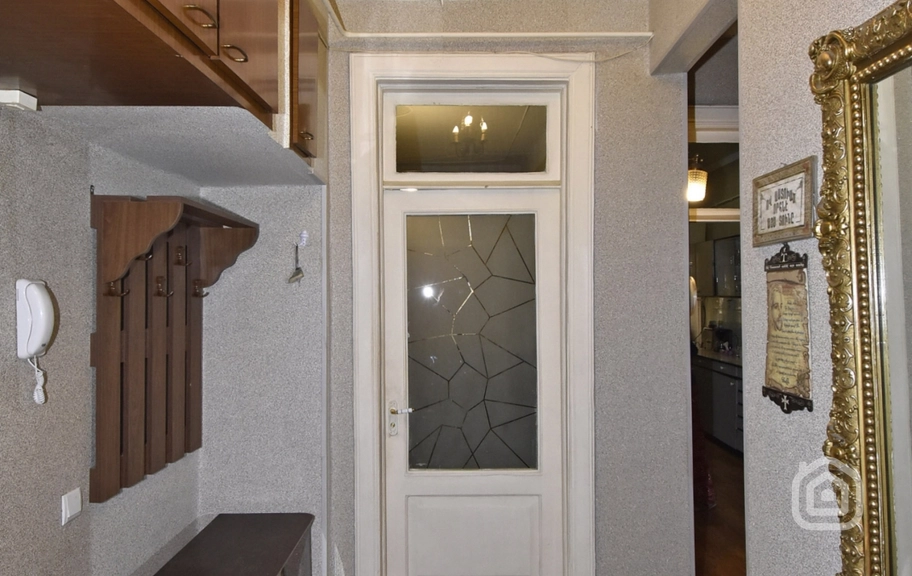 Продаётся 2-комнатная квартира, 76 м², ул. Амирян, Центр