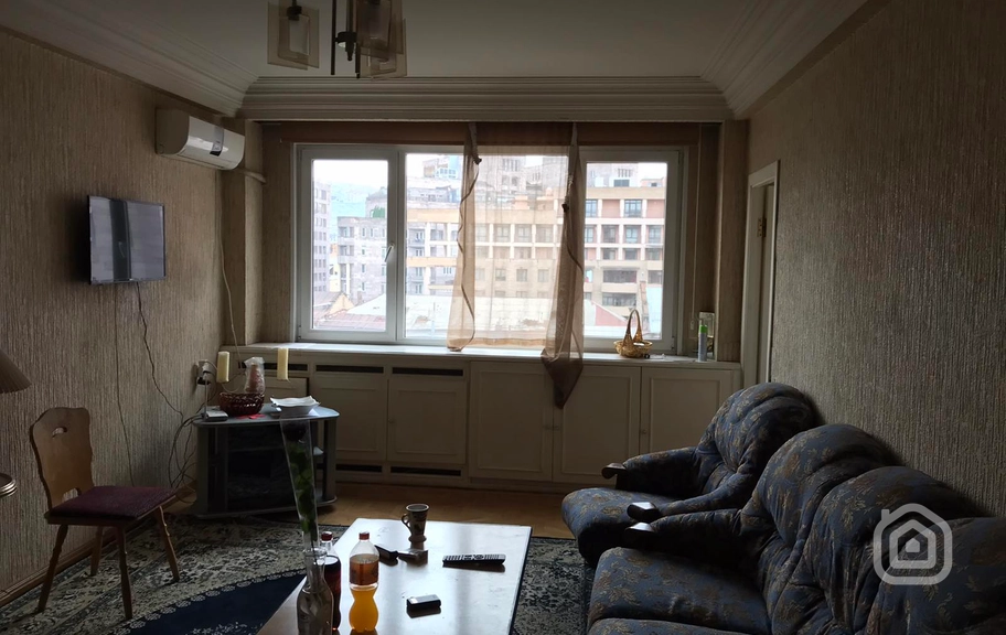 Продаётся 1-комнатная квартира, 50 м², Центр