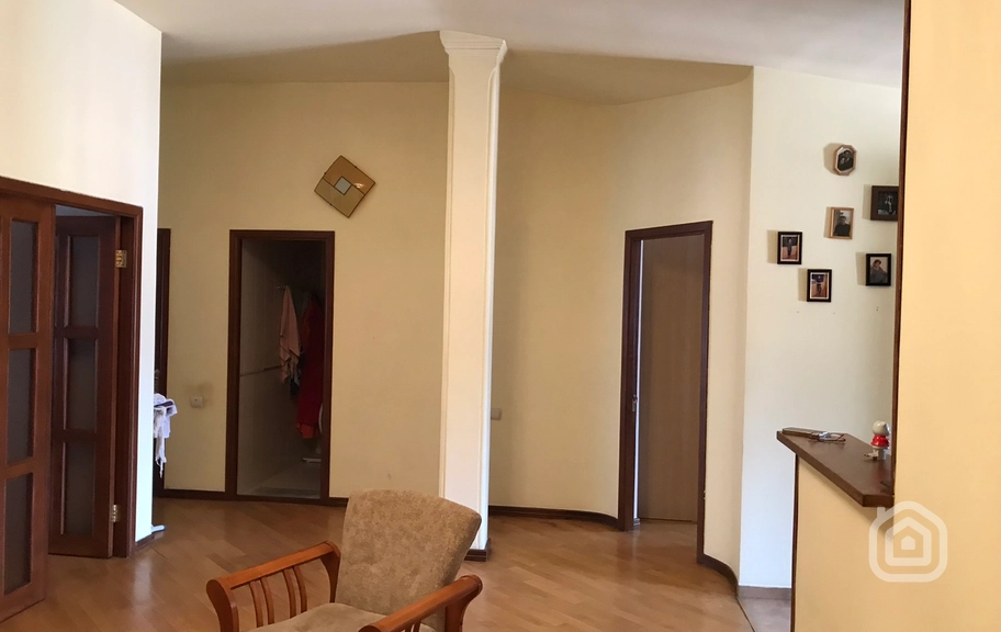 Продаётся 4-комнатная квартира, 139 м², ул. Терян, Центр