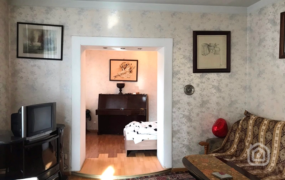 Продаётся 3-комнатная квартира, 89 м², ул. Бузанд, Центр