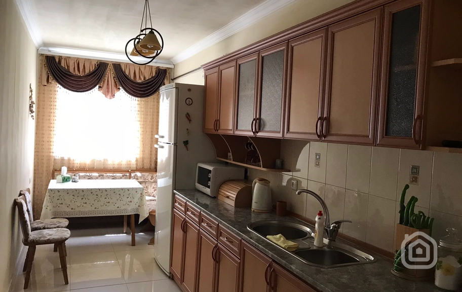 Продаётся 3-комнатная квартира, 93 м², ул. Вардананц, Центр