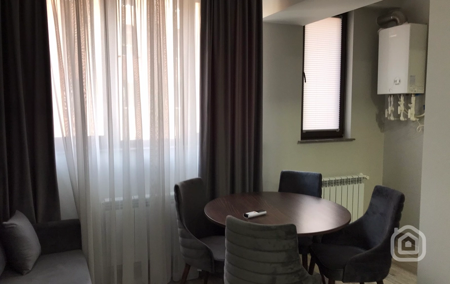 Продаётся 2-комнатная квартира, 68 м², Центр