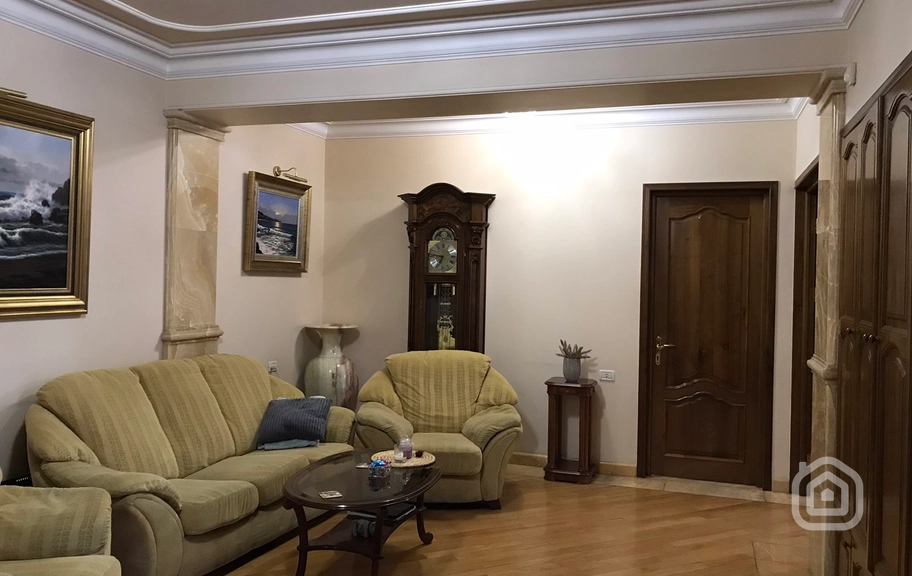 Продаётся 4-комнатная квартира, 144.4 м², ул. Байрон, Центр