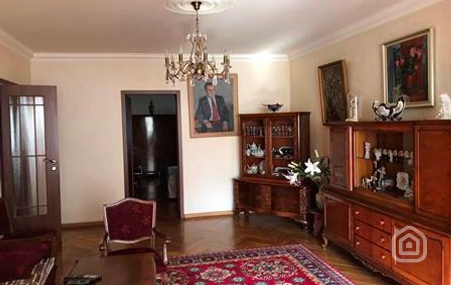 Продаётся 4-комнатная квартира, 110 м², ул. Туманян, Центр