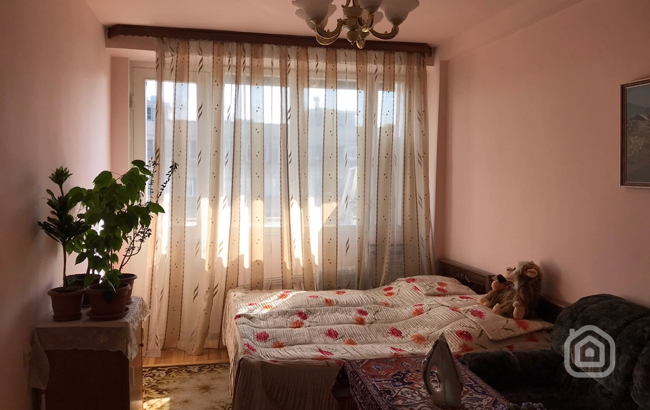 Продаётся 3-комнатная квартира, 90 м², ул. Хоренаци, Центр