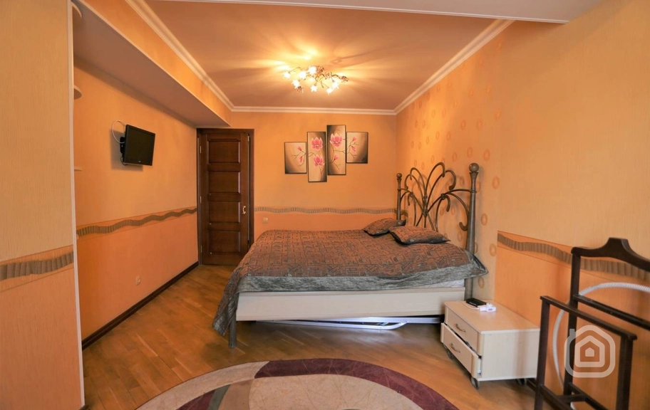 Продаётся 3-комнатная квартира, 101.3 м², ул. Айгестан 9, Центр