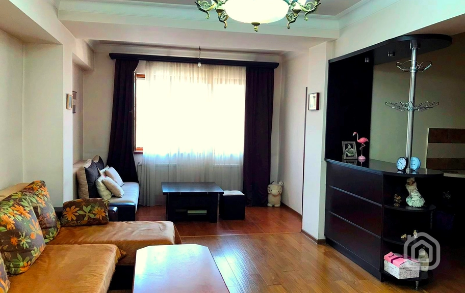 Продаётся 2-комнатная квартира, 70.7 м², ул. Нар-Дос, Центр