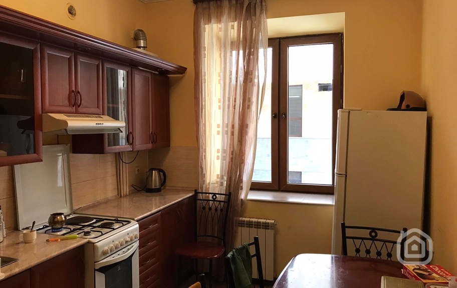 Продаётся 3-комнатная квартира, 68.4 м², ул. Бузанд, Центр