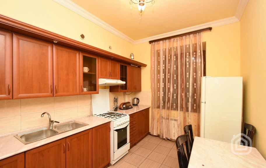 Продаётся 3-комнатная квартира, 68.4 м², ул. Бузанд, Центр
