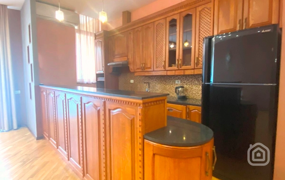 Продаётся 3-комнатная квартира, 120 м², ул. Арами, Центр