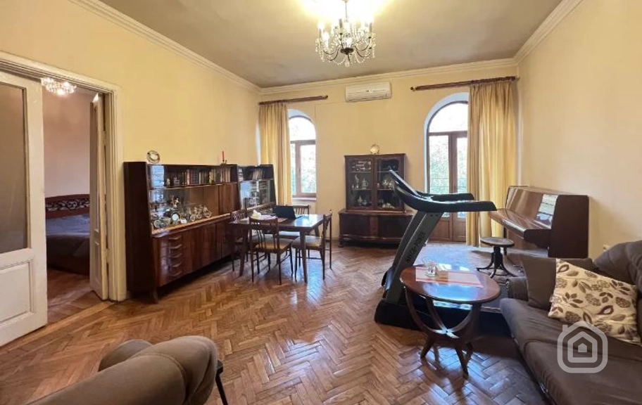 Продаётся 3-комнатная квартира, 86 м², ул. Терян, Центр