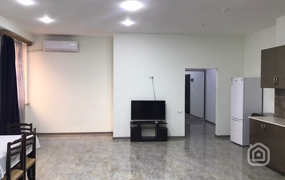 Продаётся 2-комнатная квартира, 71.85 м², ул. Амирян, Центр
