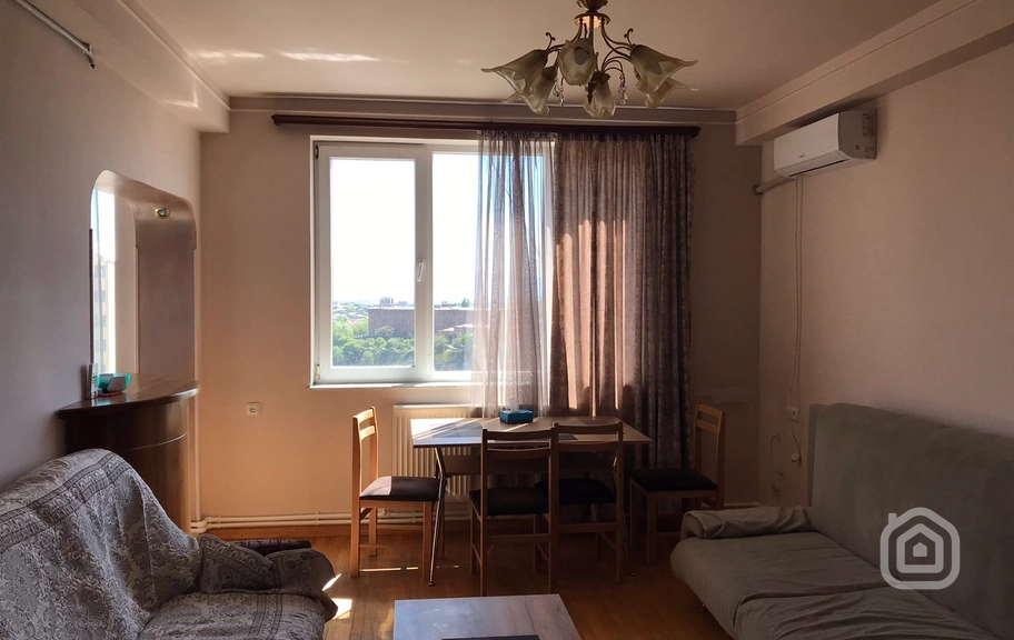 Продаётся 1-комнатная квартира, 52.4 м², ул. Паронян, Центр