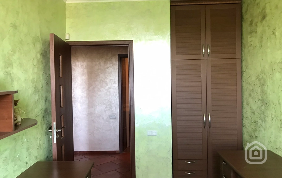 Продаётся 3-комнатная квартира, 78 м², ул. Исаhакян, Центр