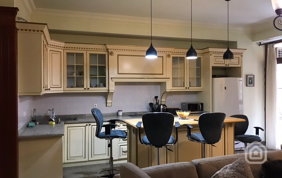 Продаётся 3-комнатная квартира, 143.3 м², ул. Арами, Центр