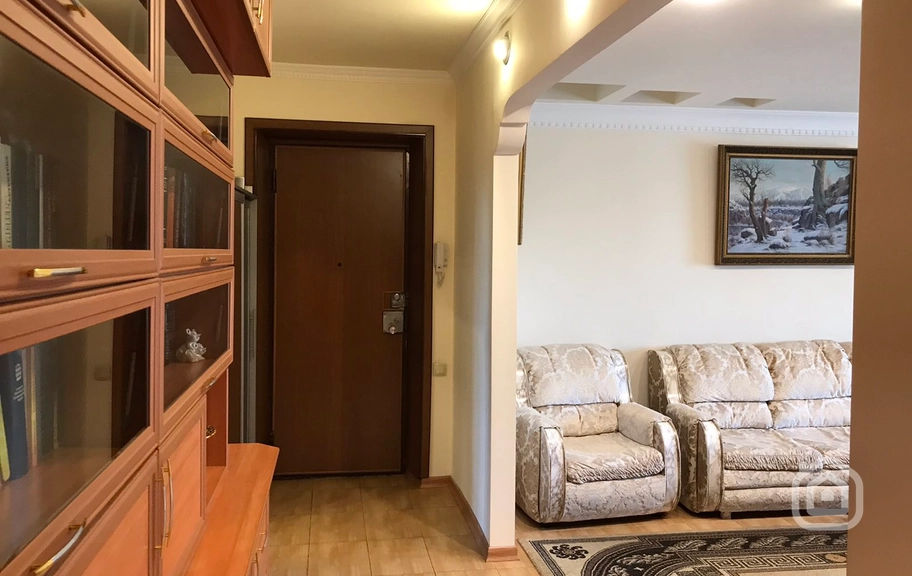 Продаётся 2-комнатная квартира, 75 м², пр. Саят-Нова, Центр