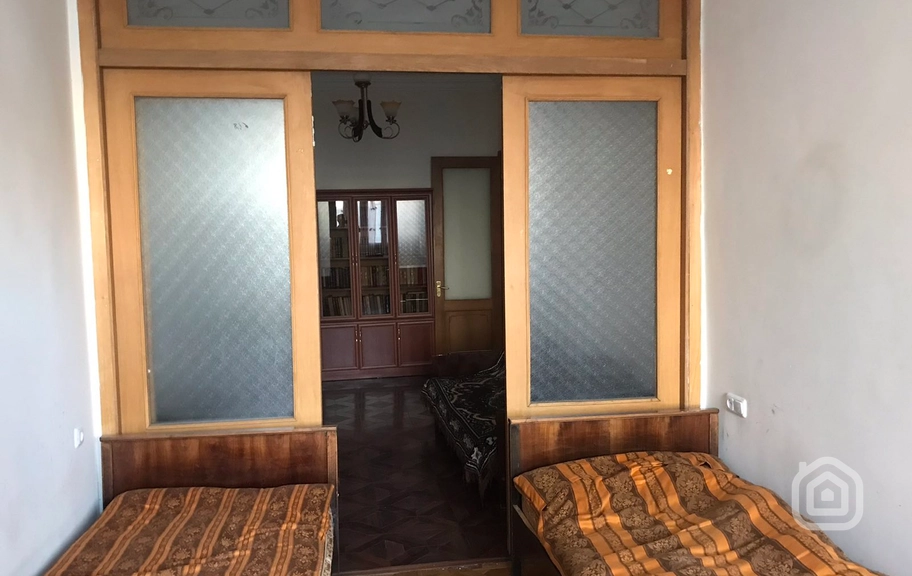 Продаётся 3-комнатная квартира, 122 м², пр. Саят-Нова, Центр