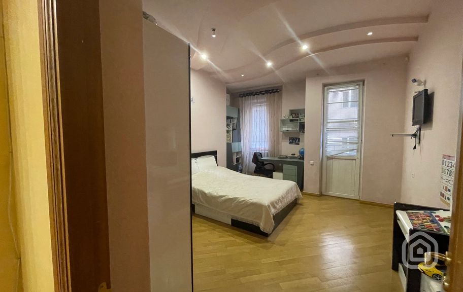 Продаётся 4-комнатная квартира, 174 м², ул. Пушкин, Центр
