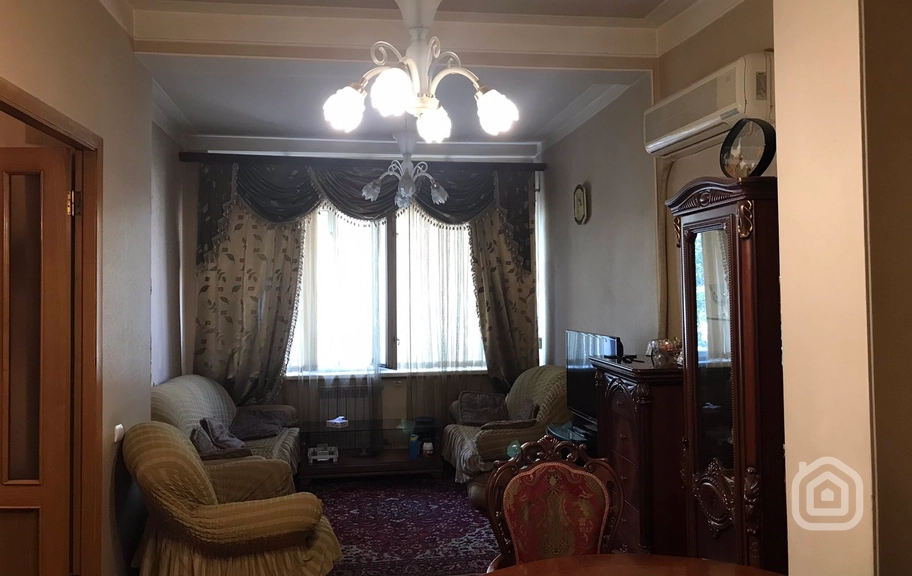 Продаётся 3-комнатная квартира, 93 м², ул. Паронян, Центр