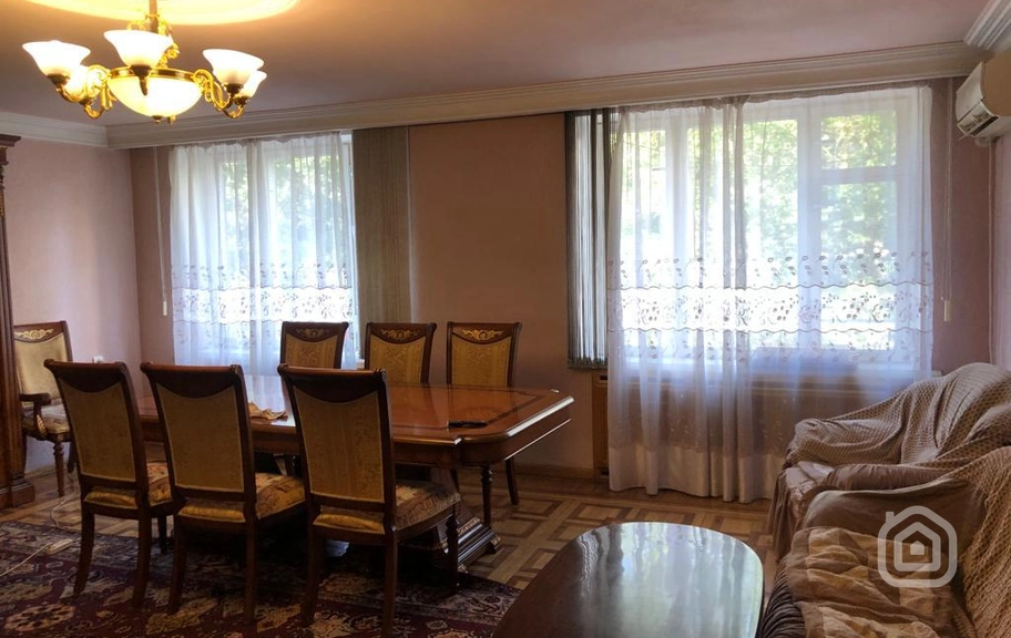 Продаётся 3-комнатная квартира, 131.6 м², ул. Бузанд, Центр