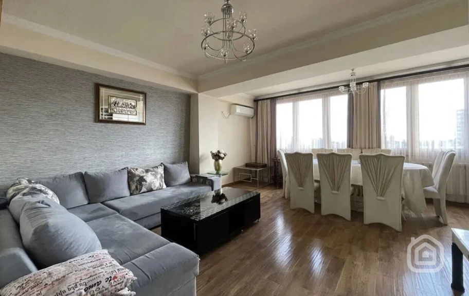 Продаётся 3-комнатная квартира, 80 м², ул. Сарян, Центр