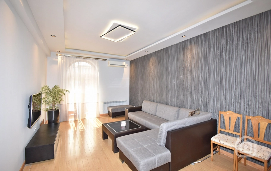 Продаётся 4-комнатная квартира, 97 м², ул. Ахбюр Сероб, Арабкир