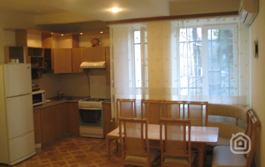 Продаётся 4-комнатная квартира, 62.5 м², ул. Абовян, Центр