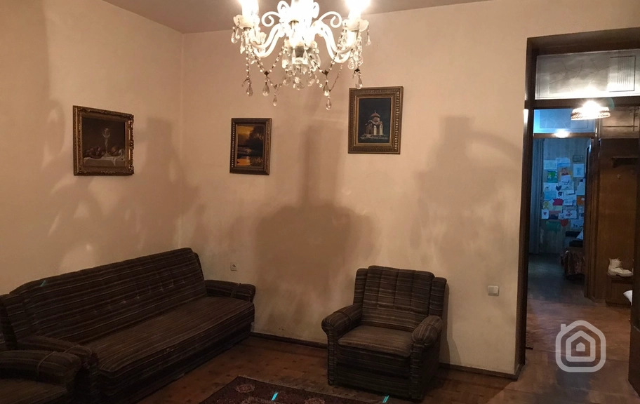 Продаётся 3-комнатная квартира, 90 м², ул. Hераци, Центр