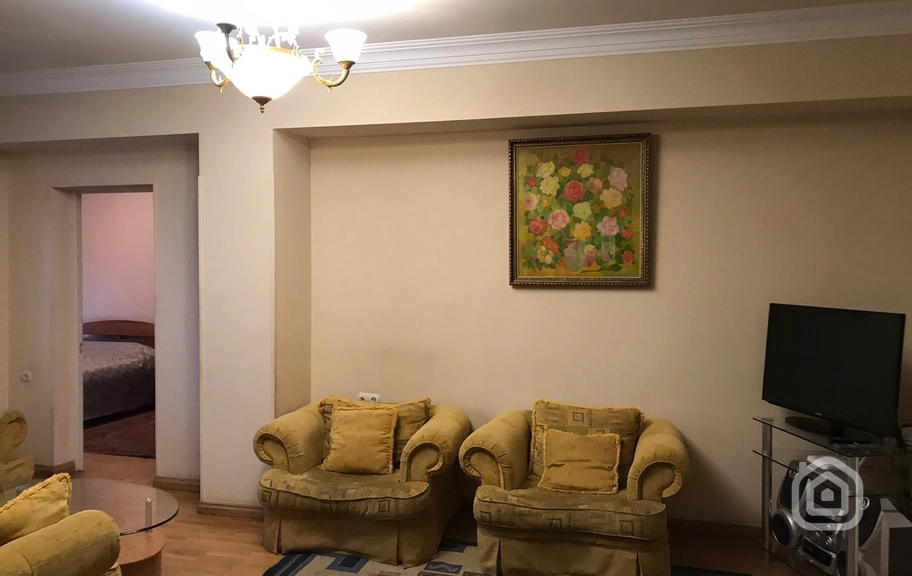 Продаётся 3-комнатная квартира, 99 м², ул. Налбандян, Центр