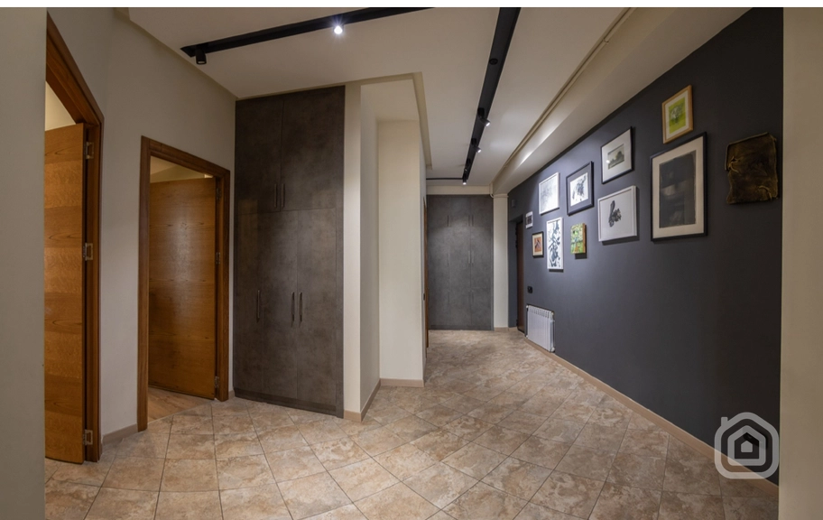 Продаётся 4-комнатная квартира, 121.3 м², ул. Верин Антарайин, Центр