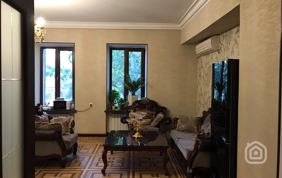 Продаётся 2-комнатная квартира, 67 м², пр. Саят-Нова, Центр