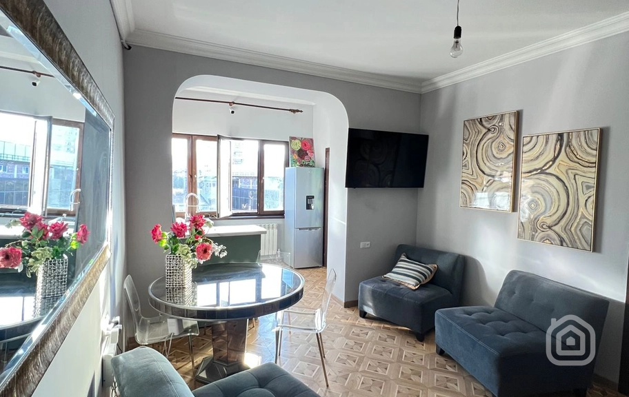 Продаётся 1-комнатная квартира, 47.2 м², ул. Паронян, Центр