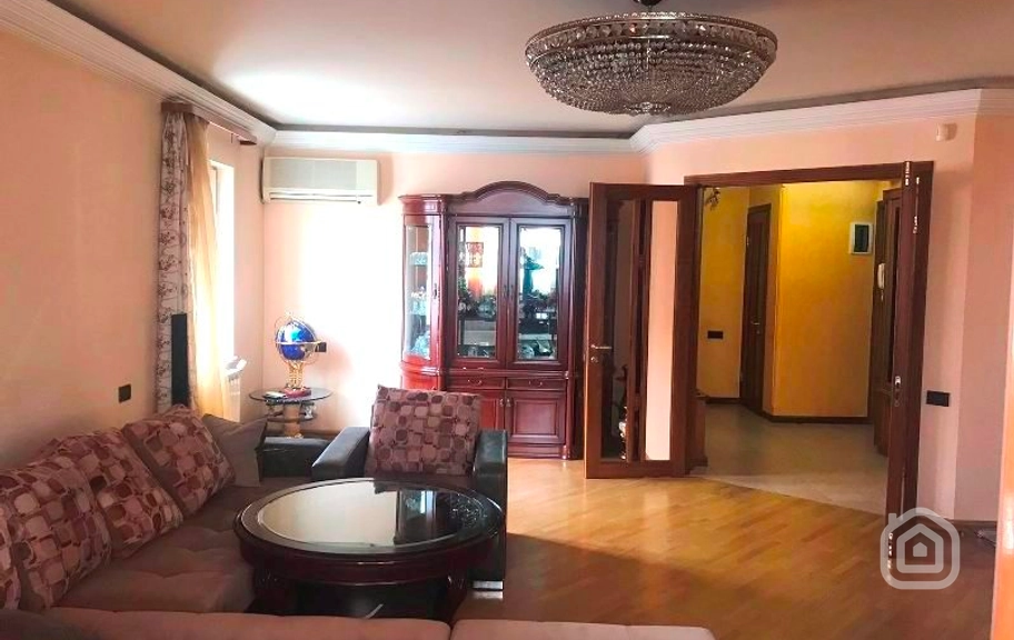 Продаётся 4-комнатная квартира, 129 м², ул. Вардананц, Центр