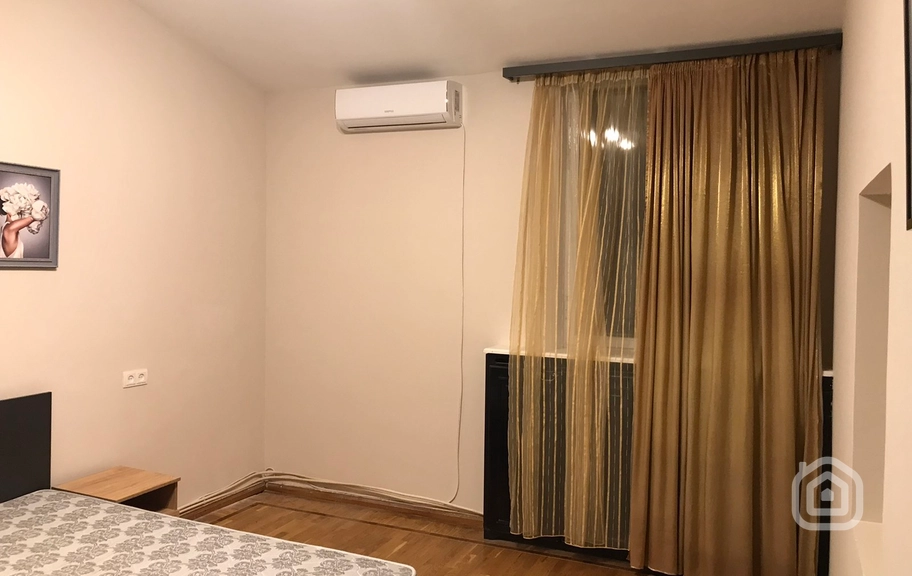 Продаётся 3-комнатная квартира, 106 м², ул. Московян, Центр