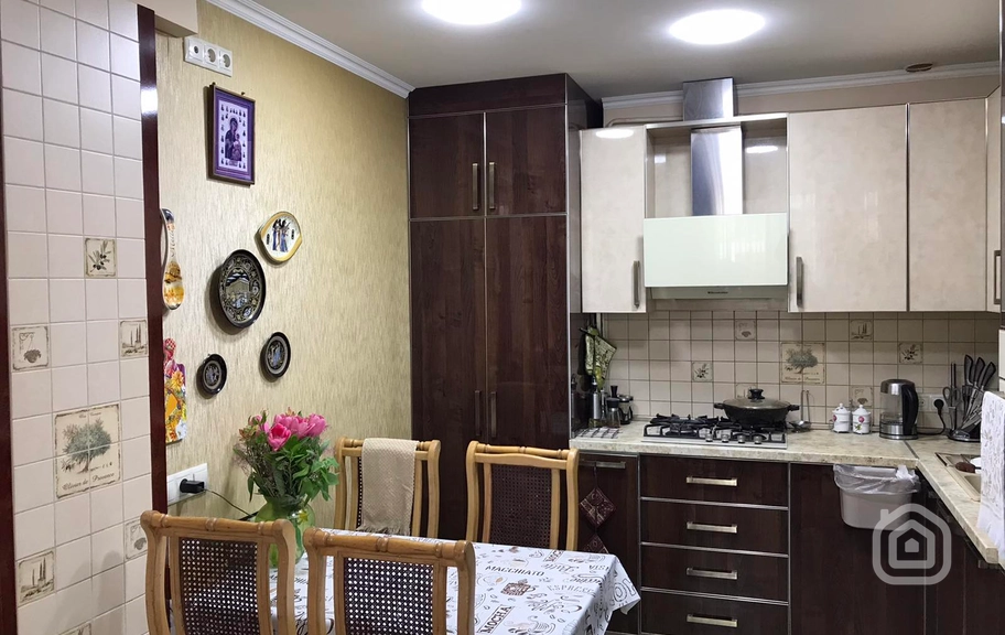 Продаётся 3-комнатная квартира, 104 м², ул. Кохбаци, Центр