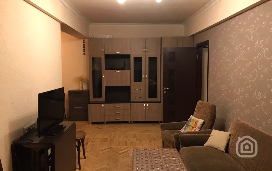 Продаётся 3-комнатная квартира, 70 м², ул. Паронян, Центр