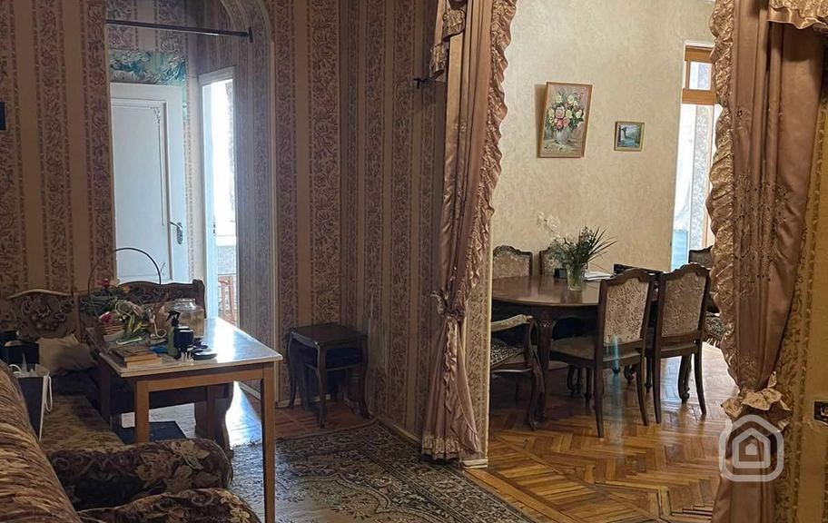 Продаётся 2-комнатная квартира, 77 м², ул. Паронян, Центр