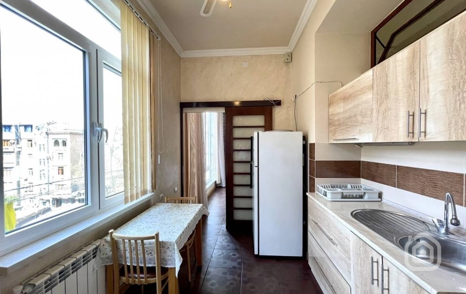 Продаётся 3-комнатная квартира, 75 м², ул. Таманян, Центр