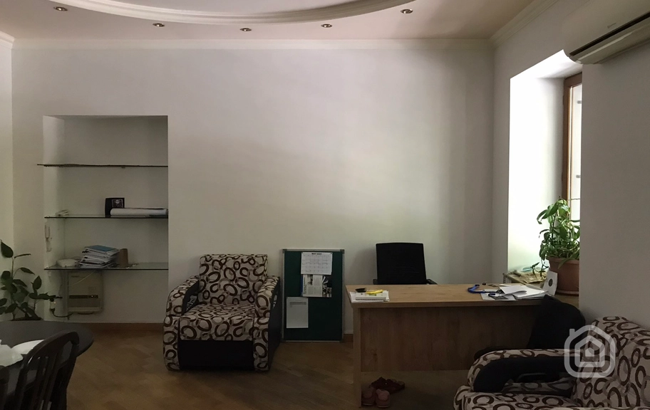 Продаётся 3-комнатная квартира, 109 м², ул. Hанрапетутян, Центр