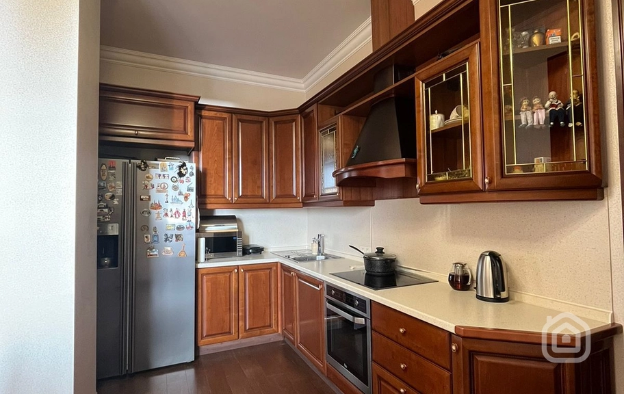 Продаётся 4-комнатная квартира, 130 м², ул. Вардананц, Центр