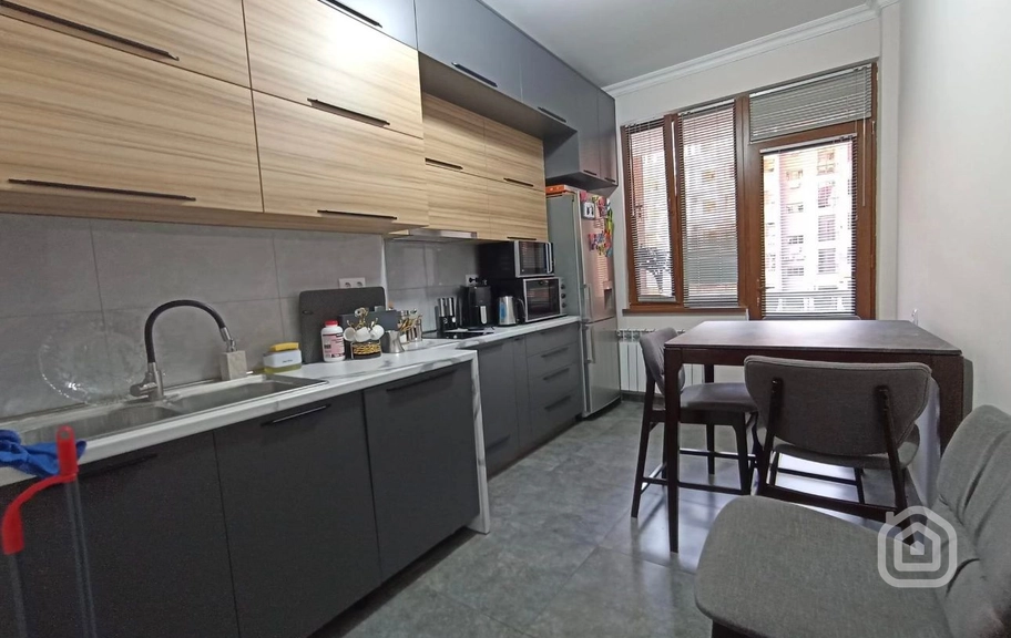 Продаётся 3-комнатная квартира, 102 м², ул. Адонц, Арабкир