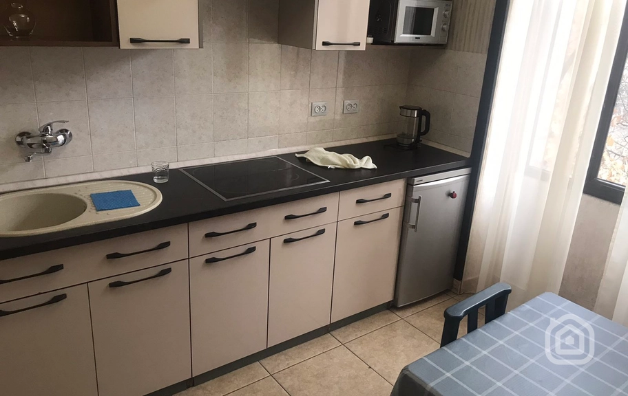 Продаётся 1-комнатная квартира, 40 м², ул. Абовян, Центр