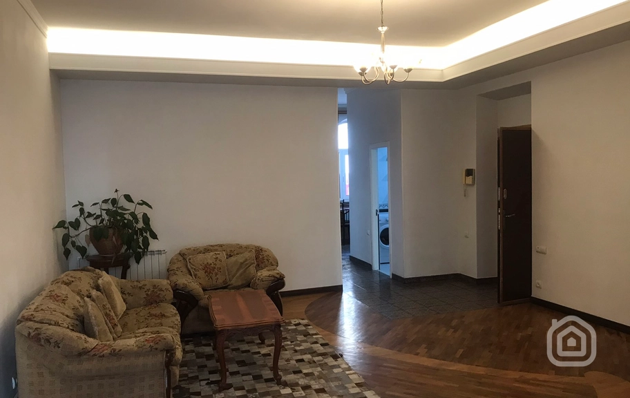 Продаётся 2-комнатная квартира, 95 м², ул. Амирян, Центр