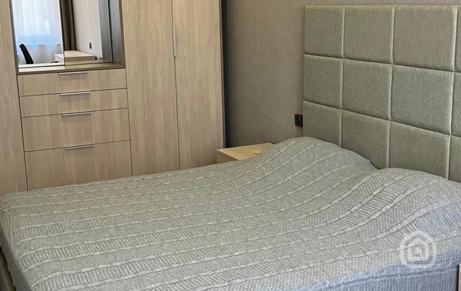 Продаётся 1-комнатная квартира, 50 м², ул. Налбандян, Центр